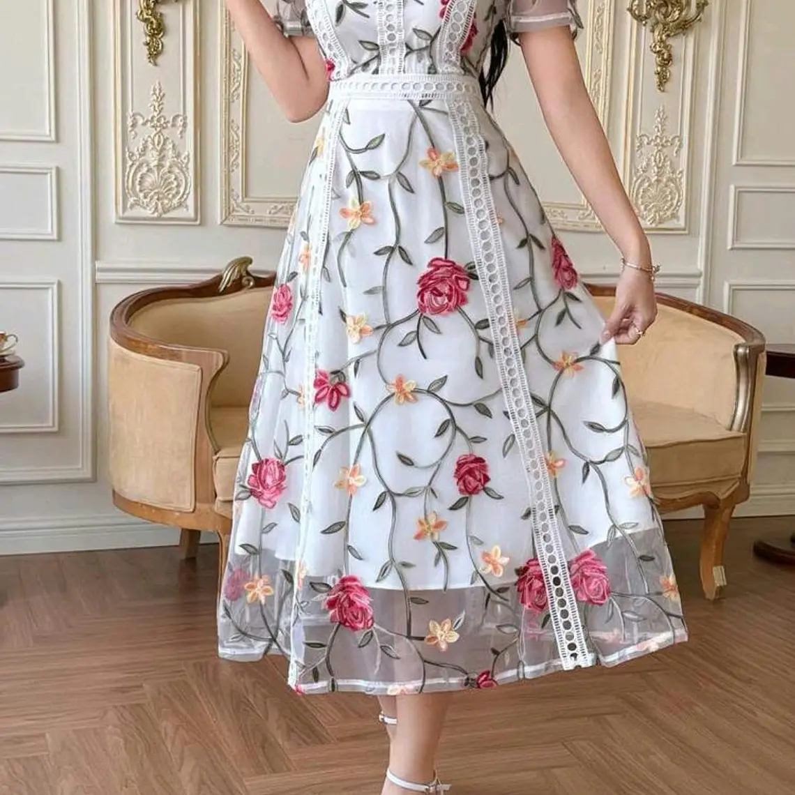 VESTIDO BLANCO CON FLORES TALLA CH 6