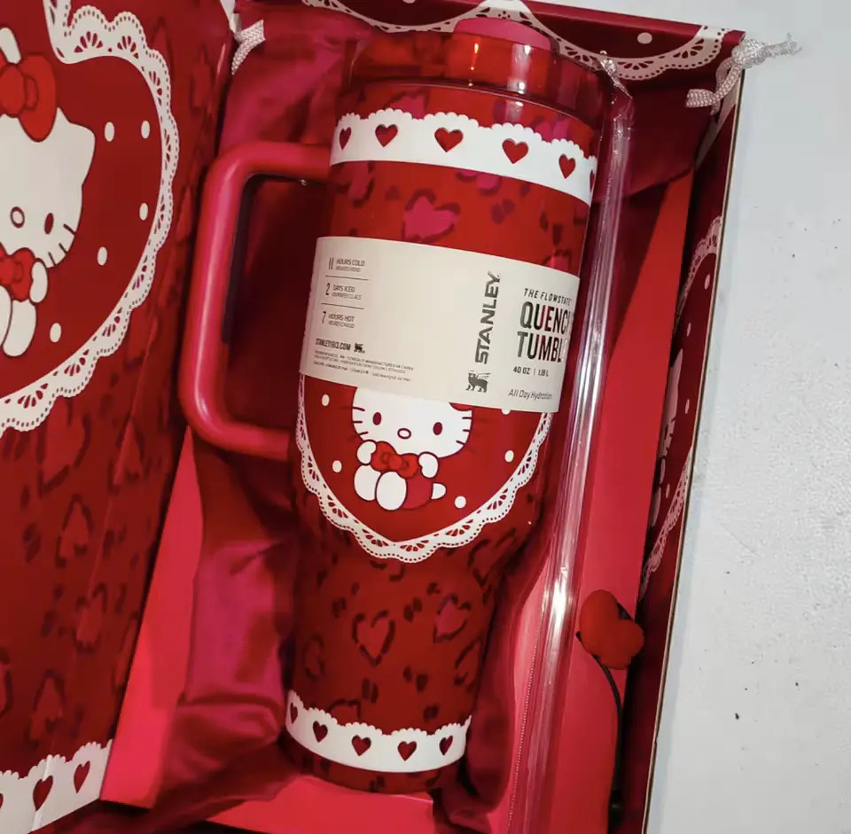 Preventa Termo Hello Kitty Ed. San Valentin Brilla en la Oscuridad 2