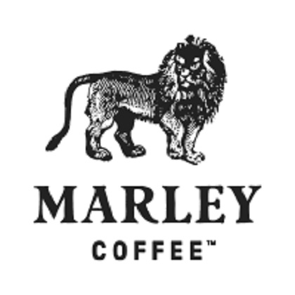 Marley Coffee fue fundado por Rohan Marley en las tierras de Jamaica. En ese lugar su padre, el legendario músico Bob Marley, desarrolló un profundo respeto por la naturaleza y la humanidad. Su legado se mantiene vigente a través de su familia y se manifiesta en cada taza de café.
