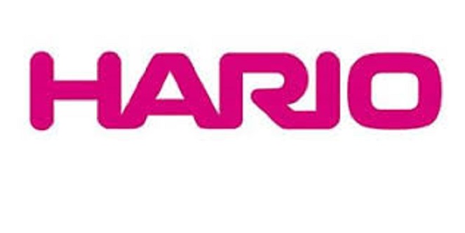 Hario es una empresa fundada en 1921, dedicada a la fabricación de productos de vidrio. En principio, enfocada en la industria química y física. Hoy, luego de casi 100 años diseña soluciones para el hogar, café, cocina, mascotas y, por supuesto, laboratorios. 
Más allá de su producción, Hario es reconocida por las investigaciones desarrolladas alrededor de sus productos. Por ejemplo, le llevó 30 años el desarrollar el Hario Glass. Un vidrio elaborado con minerales naturales, totalmente resistente al calor y de uso sostenible.