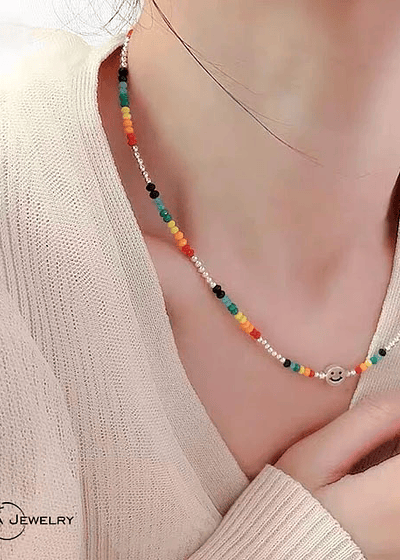 Collar piedras de colores con emoji happy