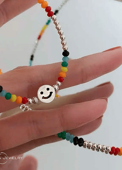 Collar piedras de colores con emoji happy