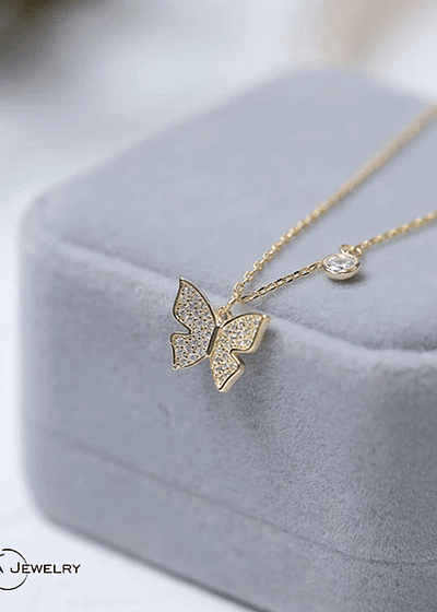 Collar mariposa con micro incrustaciones dorado