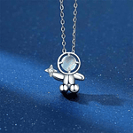 Collares astronauta y planeta Saturno con circones parejas