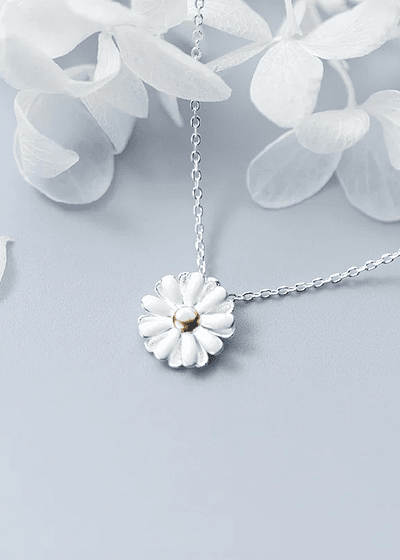 Collar flor margarita minimalista
