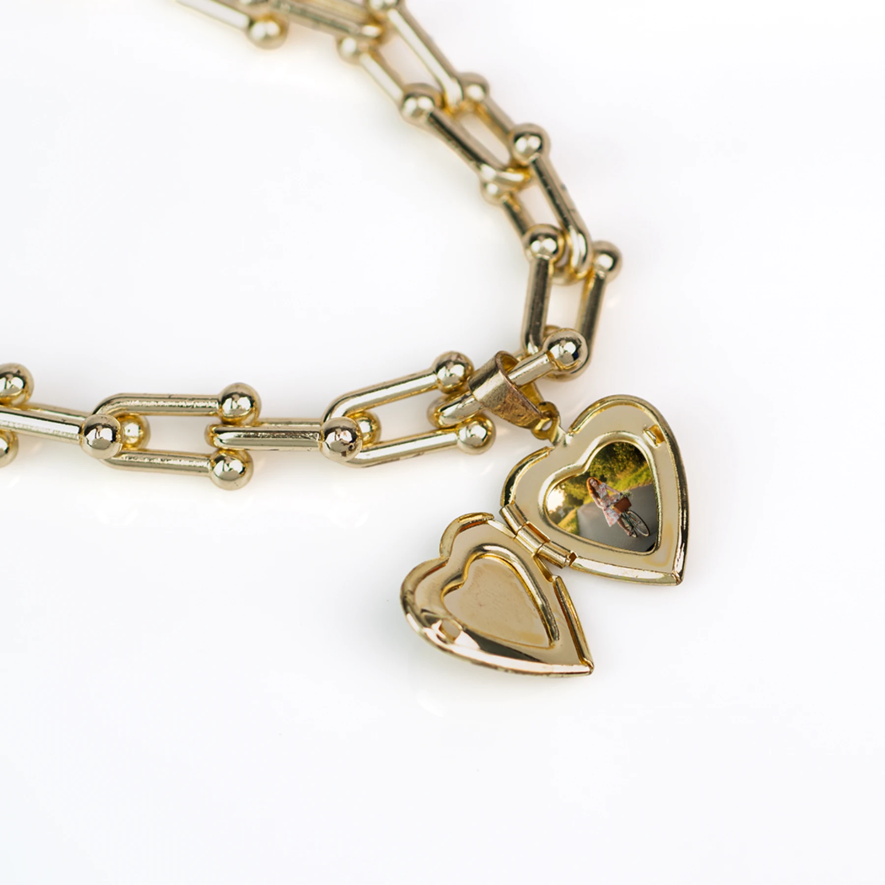 Pulsera relicario corazón con silueta