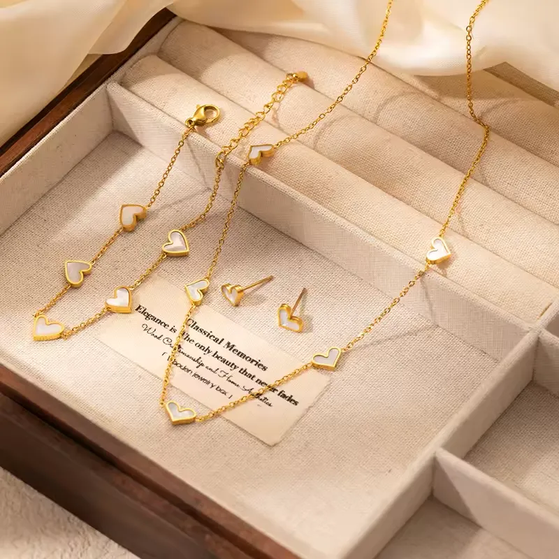 Set collar, aretes y pulsera de corazones blancos esmaltados