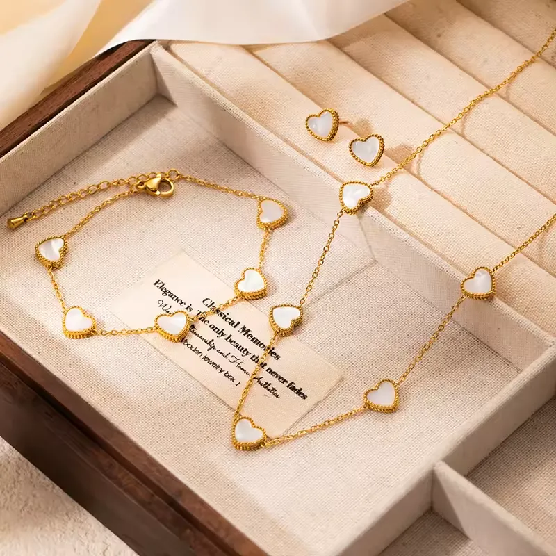 Set collar, aretes y pulsera corazones esmaltados