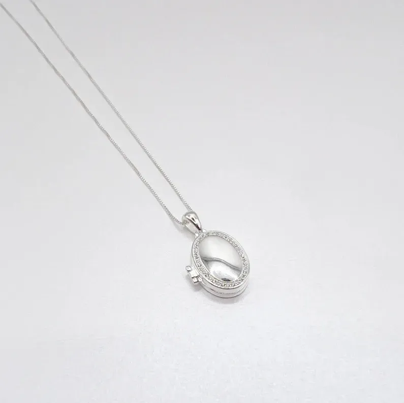 Relicario ovalado con micro incrustaciones Plata Esterlina