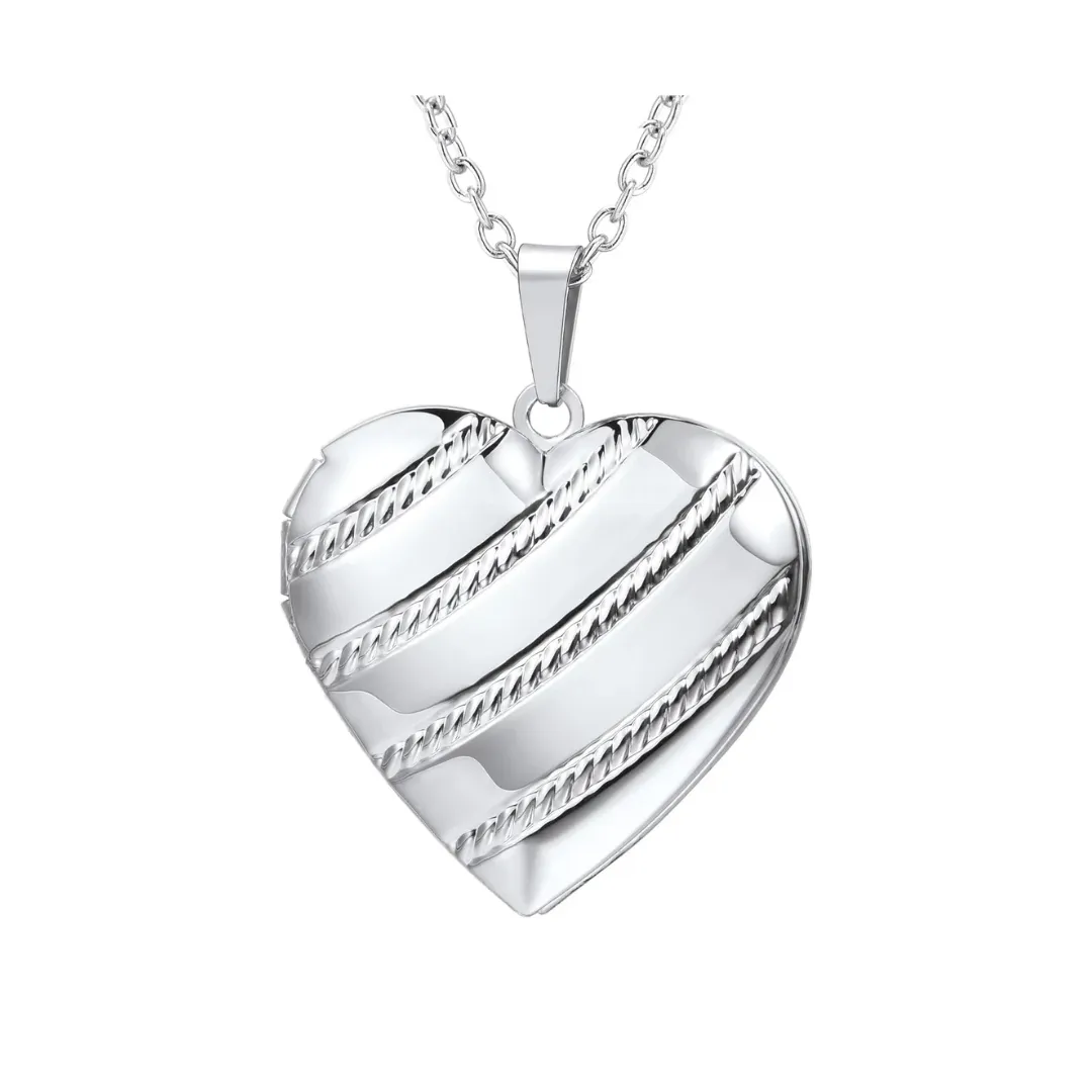 Relicario corazón con diseño tipo lasos 