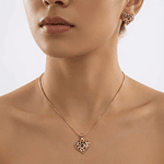 Set collar y aretes de corazón animal print