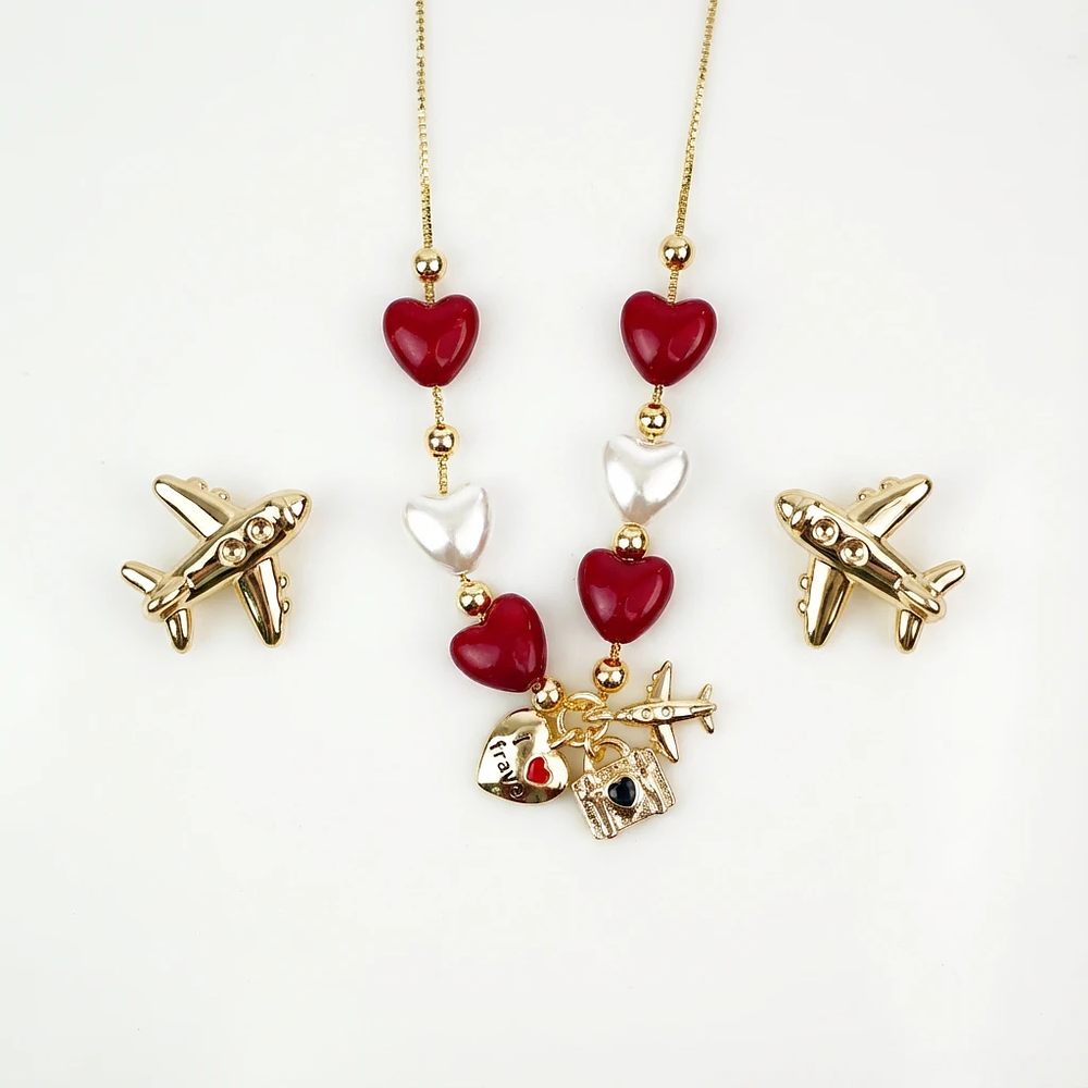 Set collar y artes de corazones con avión