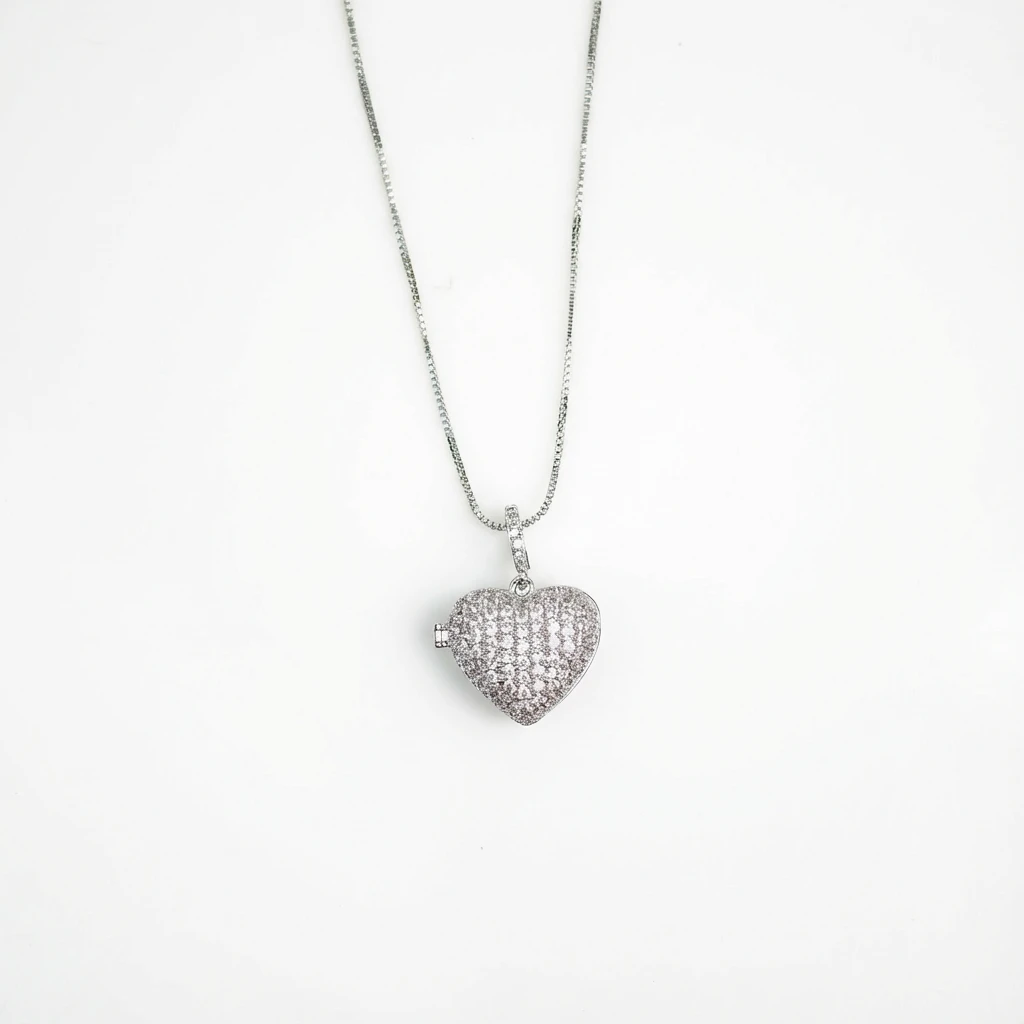 Relicario corazón plateado con incrustaciones