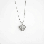 Relicario corazón plateado con incrustaciones