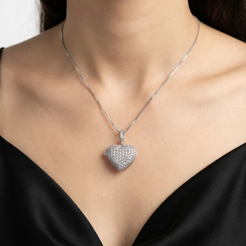 Relicario corazón plateado con incrustaciones