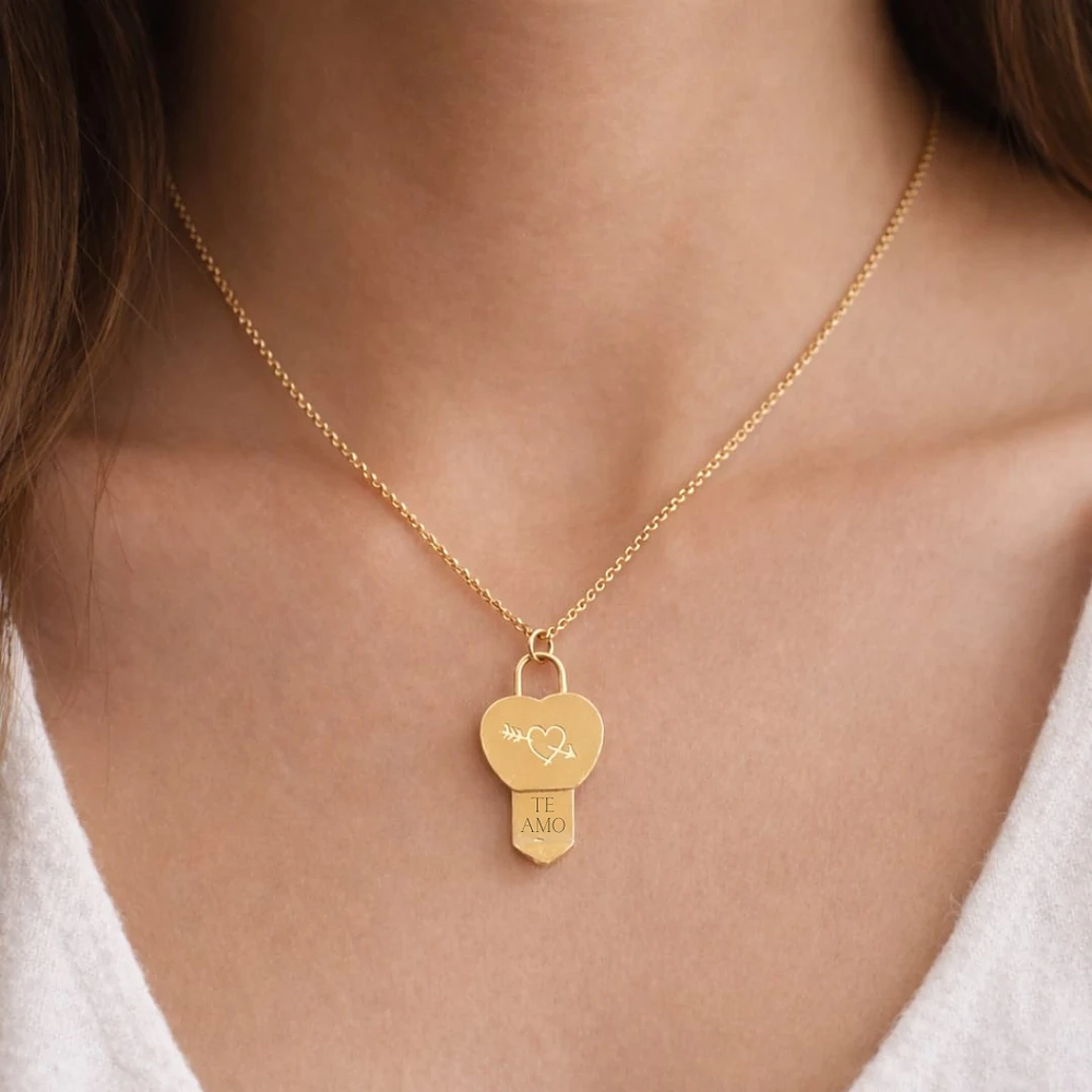 Collar corazón dorado con placa para grabado 