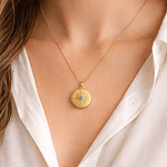 Relicario circular amarillo con diseño de sol 