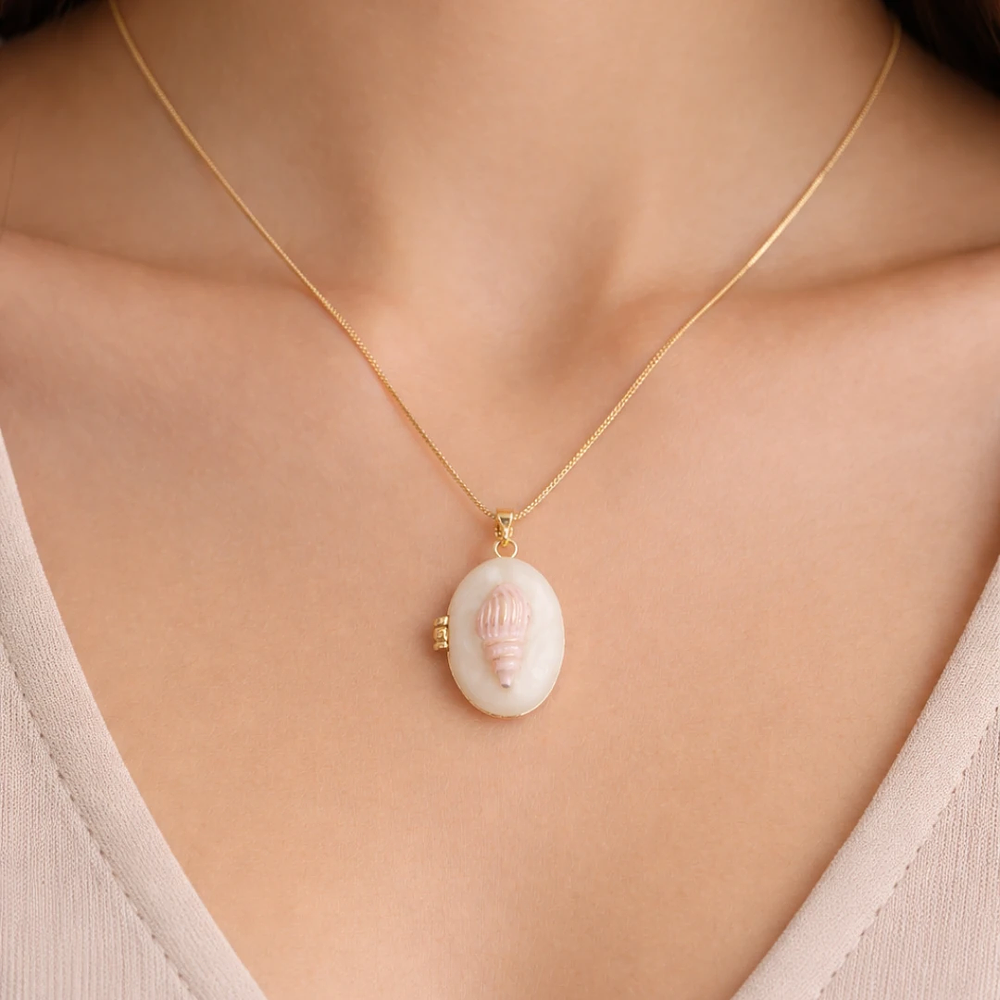 Relicario ovalado diseño de caracola rosa