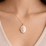 Relicario ovalado diseño de caracola rosa