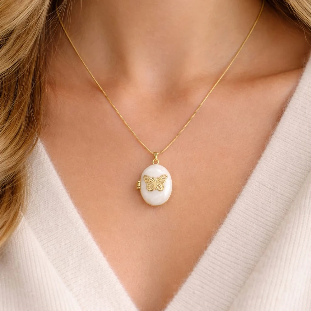 Relicario ovalado diseño mariposa dorada 