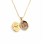 Relicario ovalado irregular diseño mariposa dorada 