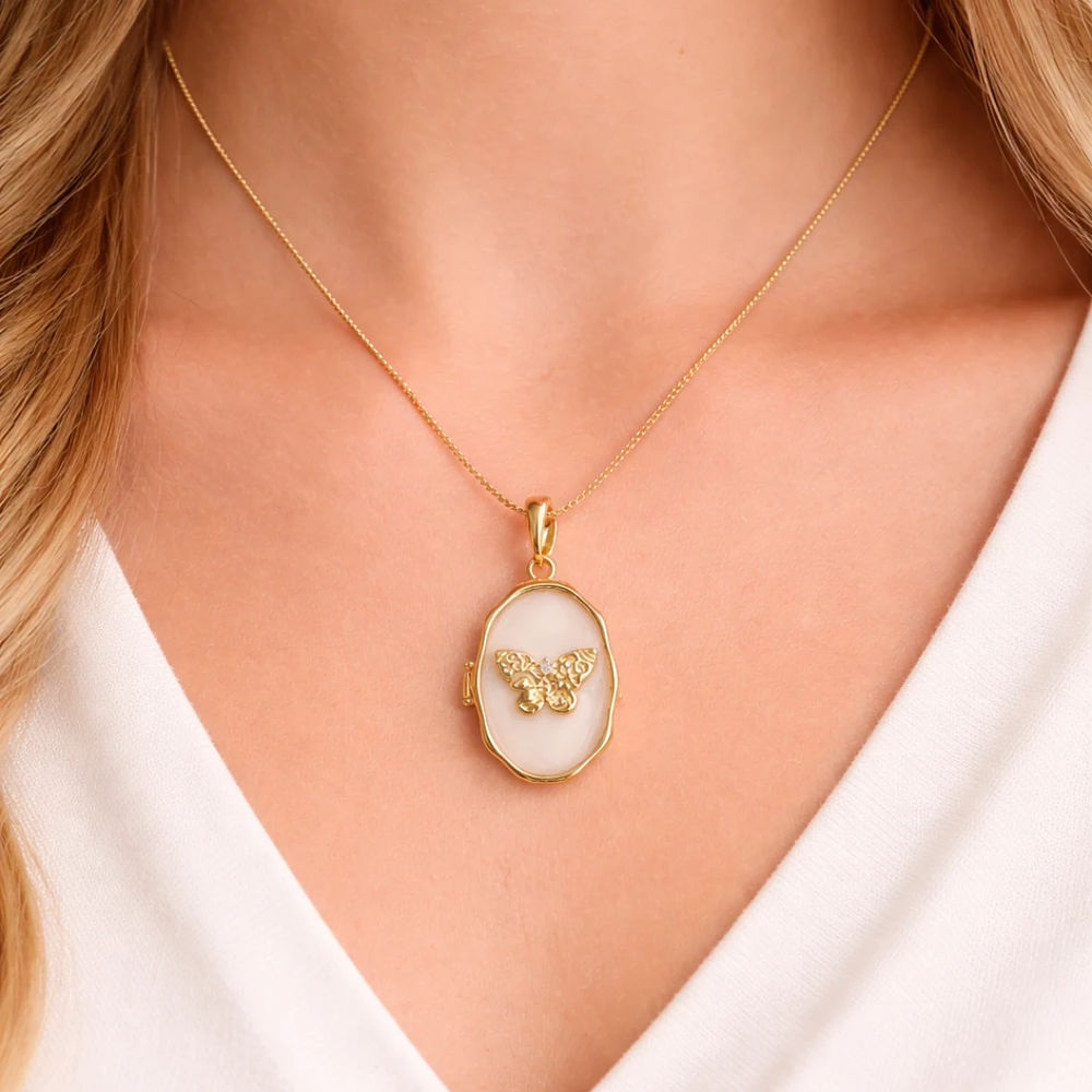 Relicario ovalado irregular diseño mariposa dorada 