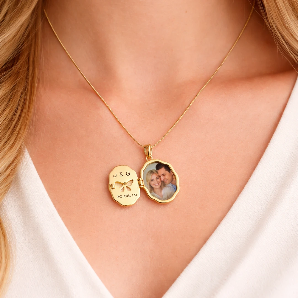 Relicario ovalado irregular diseño mariposa dorada 