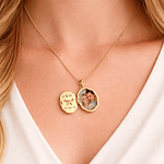 Relicario ovalado irregular diseño mariposa dorada 