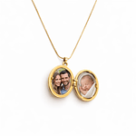 Relicario ovalado diseño estrellas y sol tipo perla 