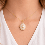 Relicario ovalado diseño estrellas y sol tipo perla 