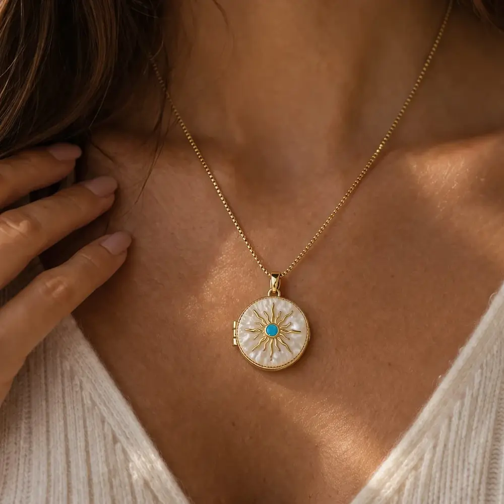 Relicario circular blanco con diseño de sol