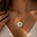 Relicario circular blanco con diseño de sol