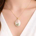 Relicario ovalado diseño de tulipán rosado 