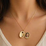 Relicario ovalado amarillo con diseño de flores blancas