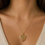 Relicario corazón con diseño geométrico y flor