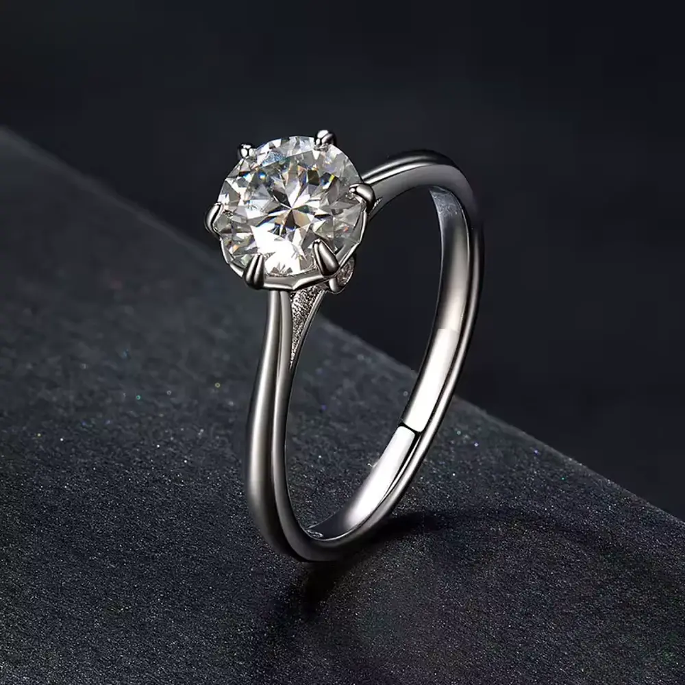 Anillo sencillo con piedra Moissanita en Plata S925