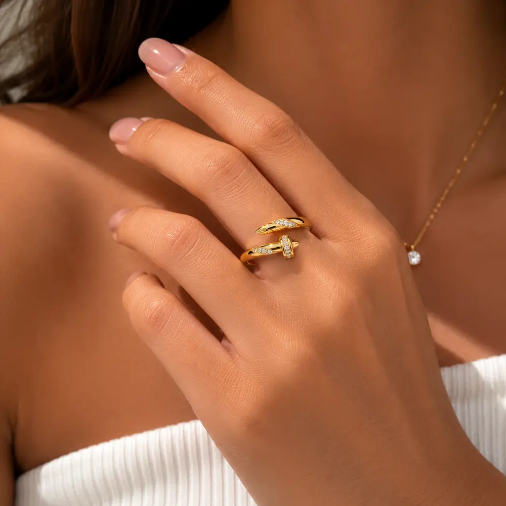 Anillo tipo clavo con micro incrustaciones ajustable