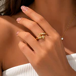 Anillo tipo clavo con micro incrustaciones ajustable