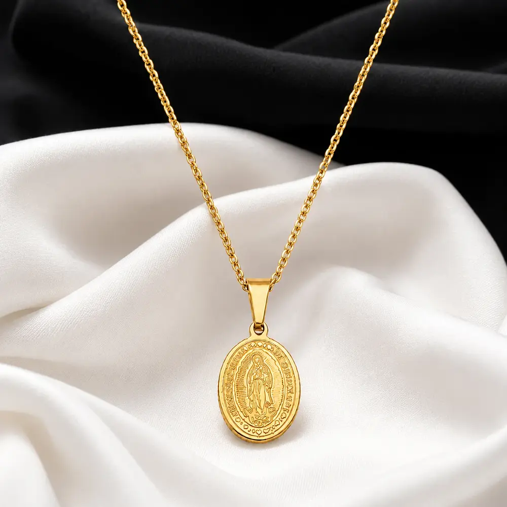 Collar medalla con micro incrustaciones Virgen de Guadalupe dorado