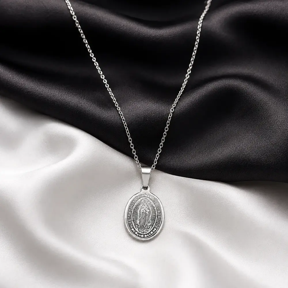 Collar medalla con micro incrustaciones Virgen de Guadalupe plateado