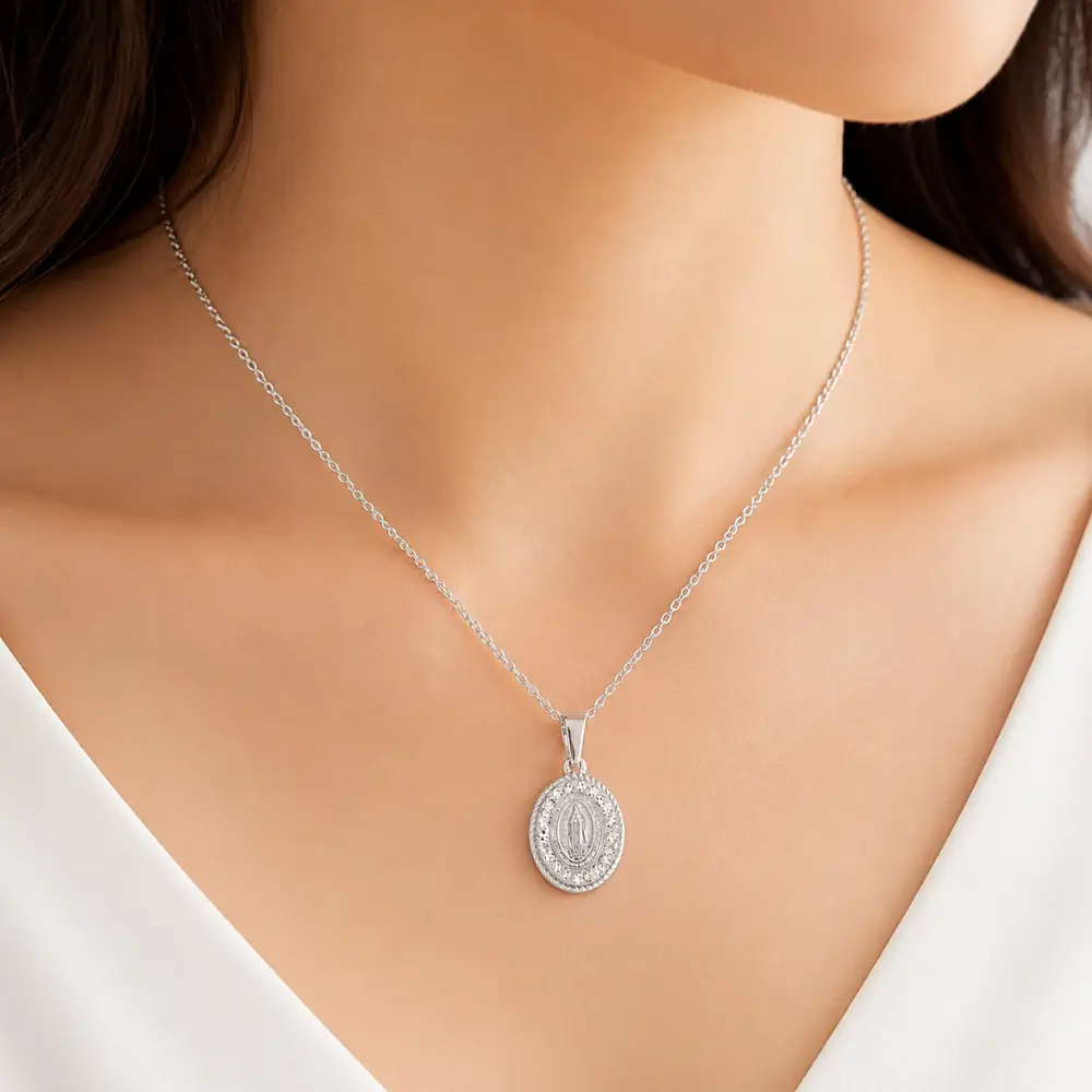 Collar medalla con micro incrustaciones Virgen de Guadalupe plateado