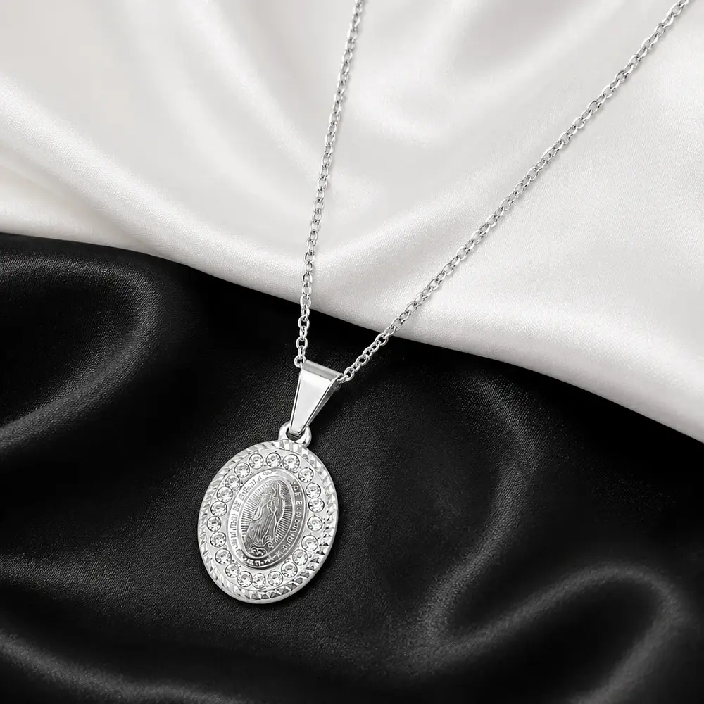 Collar medalla con micro incrustaciones Virgen de Guadalupe plateado