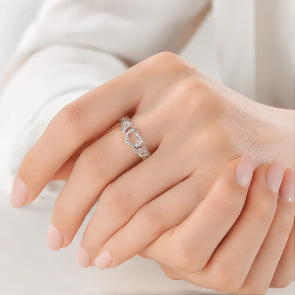 Anillo de corazones con micro incrustaciones 