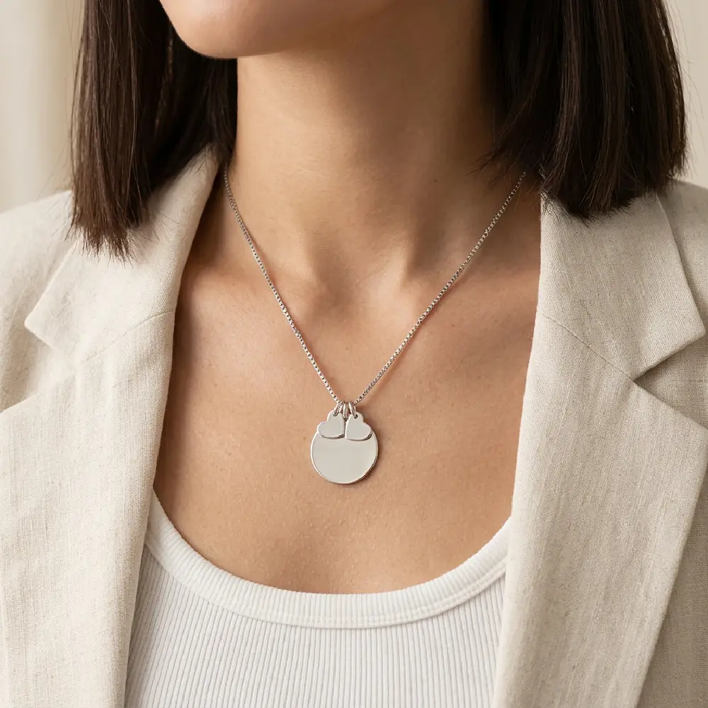 Collar medalla circular y dije corazón pequeño personalizable chapado en plata S925