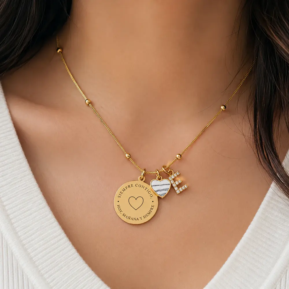Collar placa circular 20mm con dije de corazón y letra personalizable 