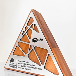 Trofeo Triangular de Madera Nativa