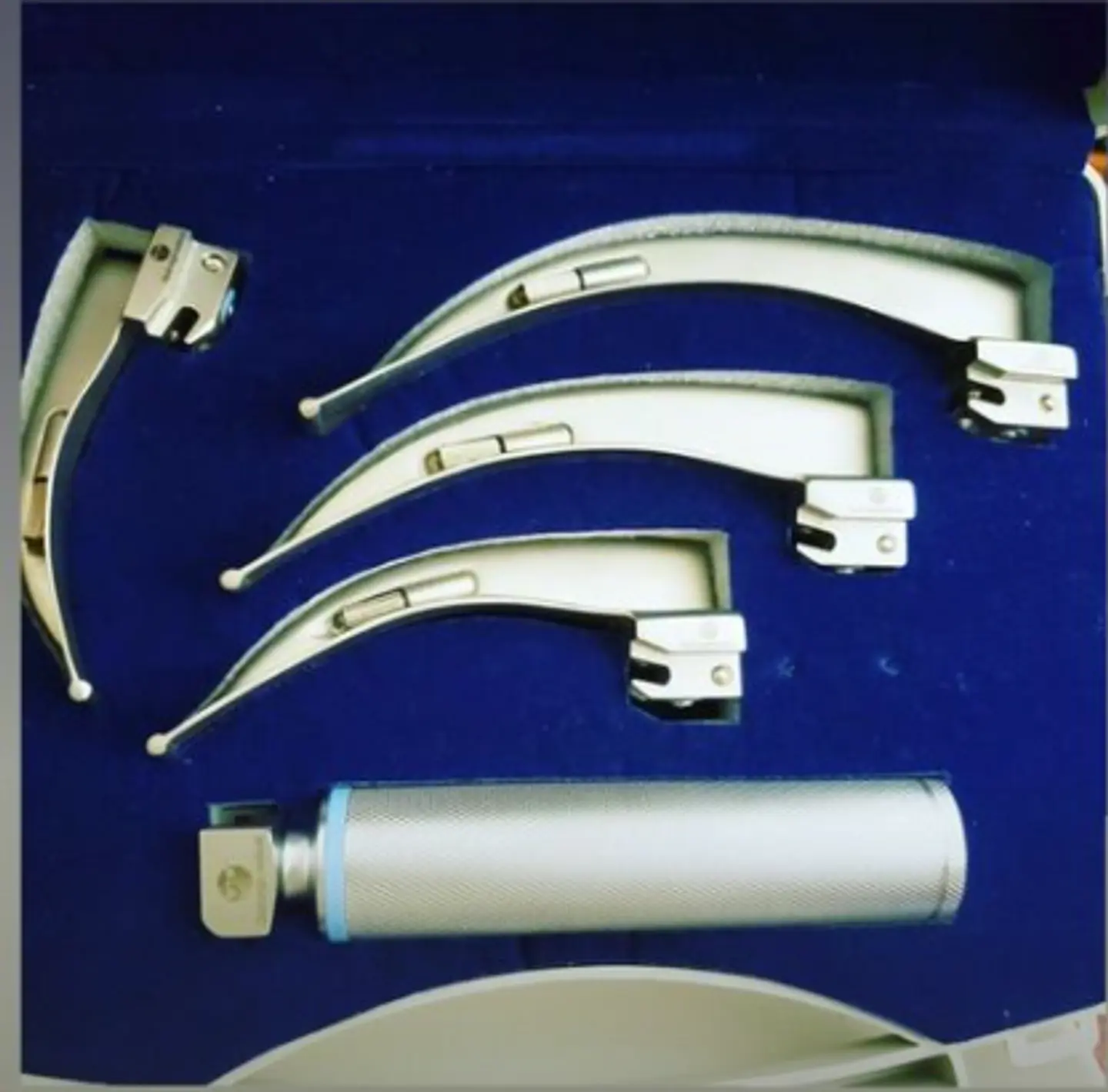 SET LARINGOSCOPIO MACINTOSH CONVENCIONAL  2