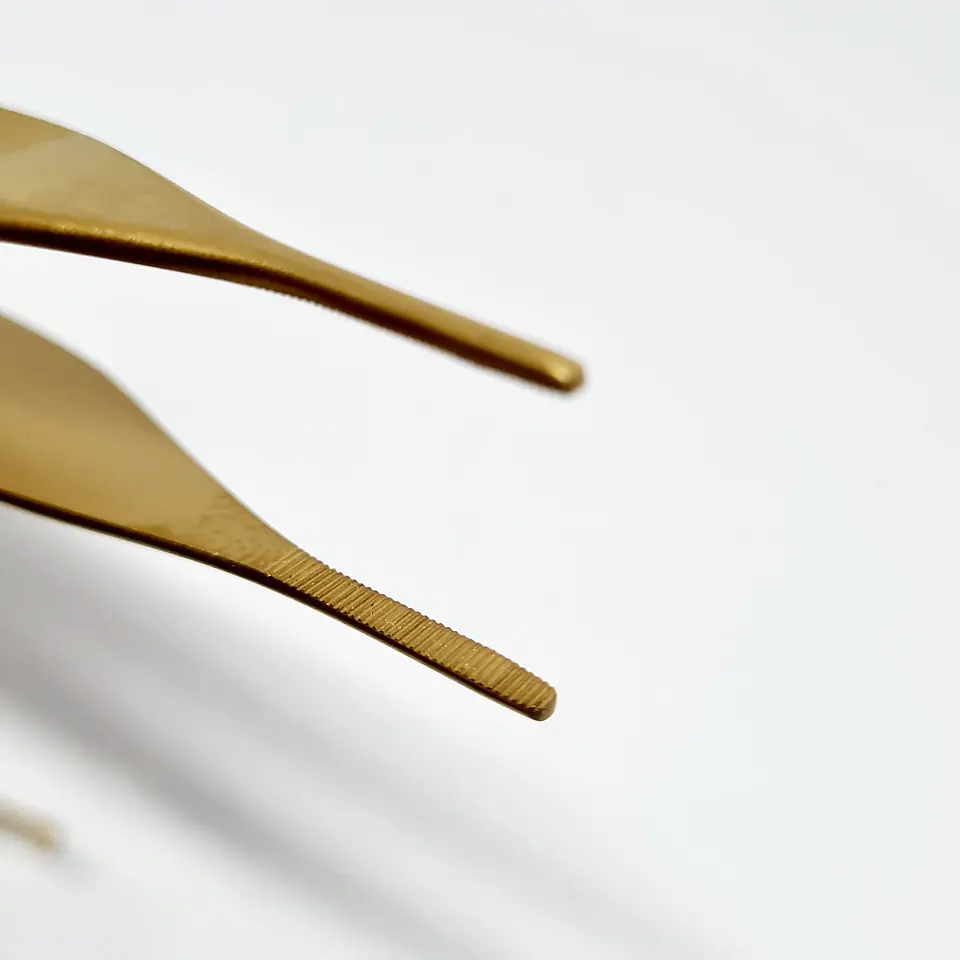 PINZA ADSON ANATÓMICA DE 13CM COLOR DORADO 2