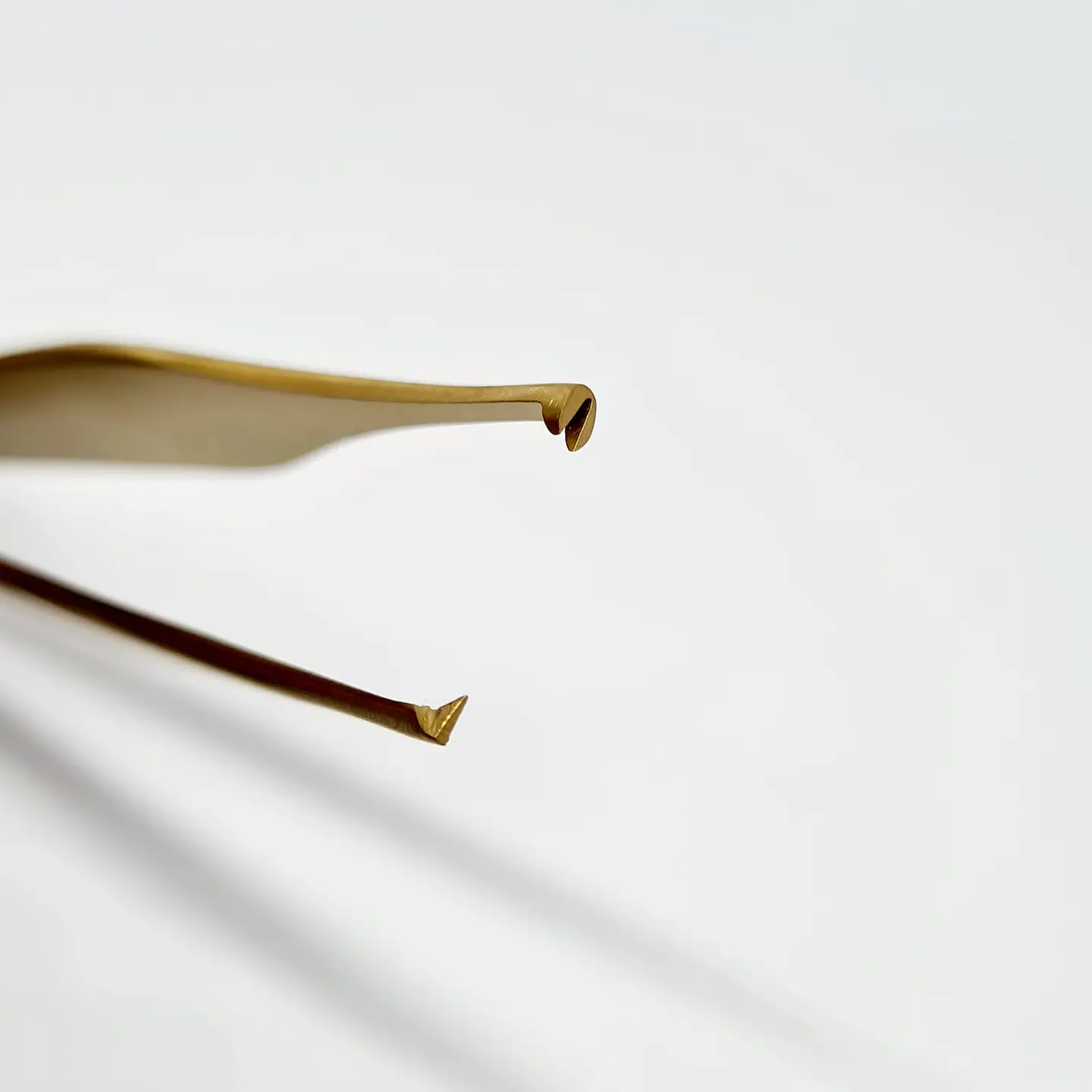 PINZA ADSON QUIRÚRGICA DE 13CM COLOR DORADO 2