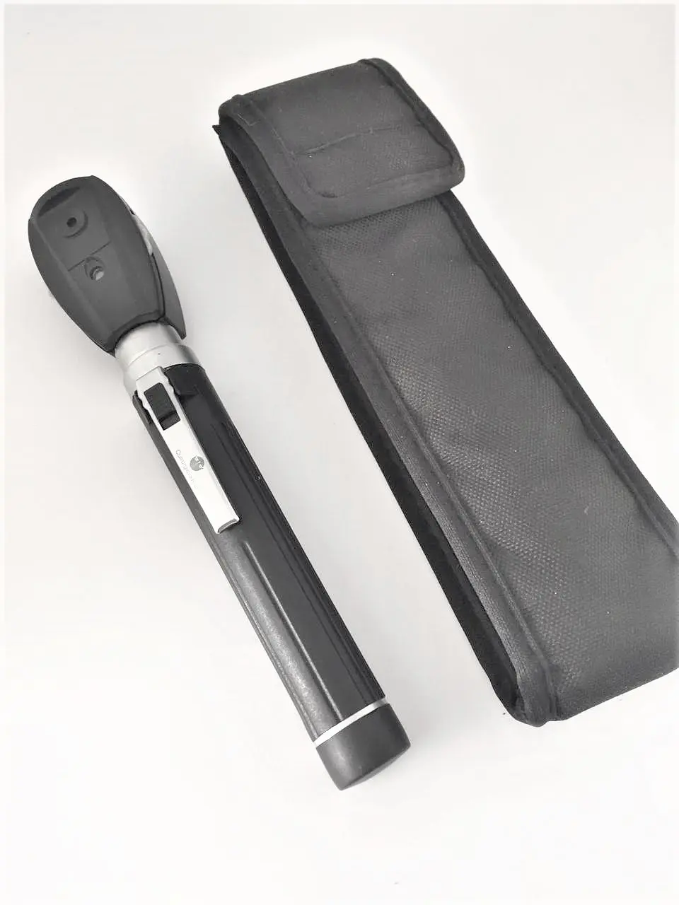 OFTALMOSCOPIO PROFESIONAL BLACK DE FIBRA ÓPTICA Y LUZ LED 1
